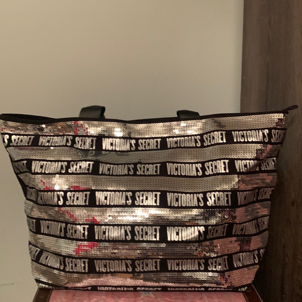 Victoria Secret Tote it includes a wrist bag.